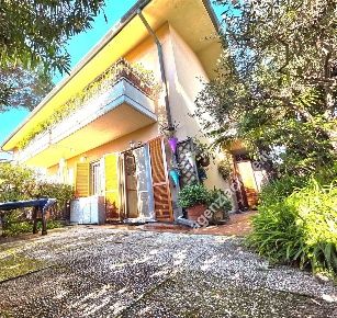 Foto Villa a schiera a Massa Marina di Massa Centro di 80 m² con 4 locali