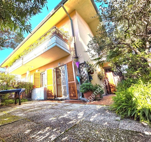 casa indipendente in vendita a Massa in zona Marina di Massa