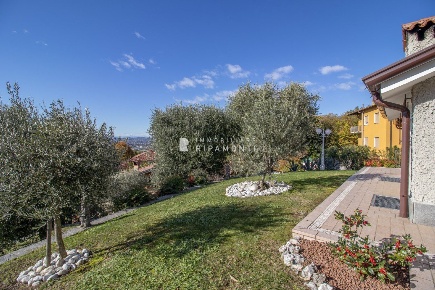 Foto Villa unifamiliare in Via Della Boggia, Ello di 300 m² con 7 locali