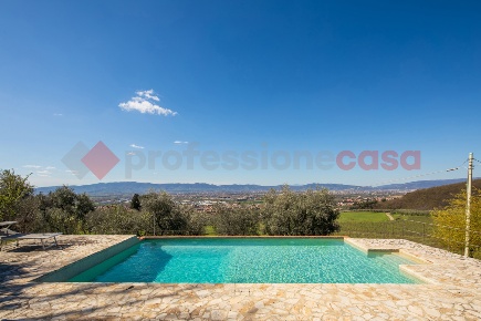 Foto Villa unifamiliare a Montemurlo di 520 m² con 17 locali in vendita