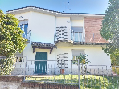 Foto Villa bifamiliare in VIA MARCONI 60, Fornovo di Taro Centro di 255 m²