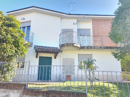 casa indipendente in vendita a Fornovo di Taro in zona Piazza