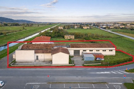 Foto Capannone industriale a Vicopisano di 850 m² con 7 locali in vendita