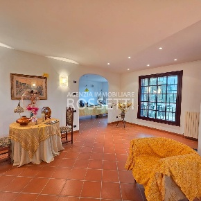 Foto Villa unifamiliare a Cerreto Guidi Centro di 250 m² con 5 locali