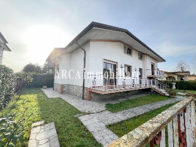 Foto Villa unifamiliare a Pietrasanta di 230 m² con 11 locali in vendita