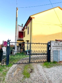 Foto Appartamento a Alessandria Spinetta Marengo di 104 m² con 6 locali