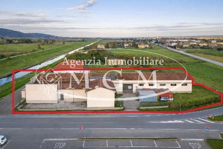 Foto Capannone industriale a Vicopisano di 850 m² con 7 locali in vendita