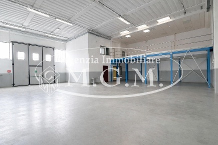 Foto Capannone industriale a Vicopisano Barsiliana di 253 m² con 8 locali