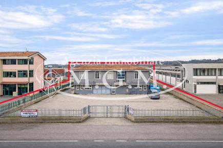 Foto Capannone industriale a Bientina Centro di 700 m² con 6 locali