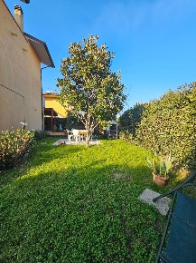 Foto Villa bifamiliare a Collesalvetti di 150 m² con 6 locali in vendita