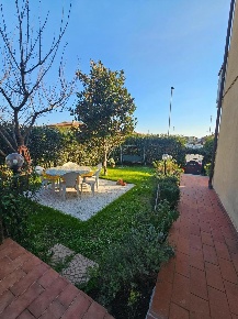 Foto Villa bifamiliare a Collesalvetti di 150 m² con 6 locali in vendita