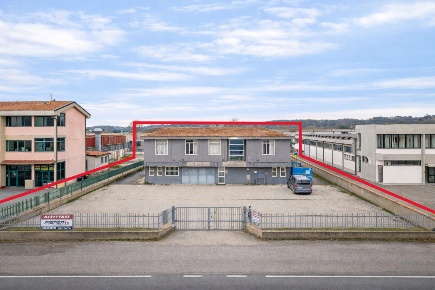 Foto Capannone industriale a Bientina Centro di 700 m² con 6 locali
