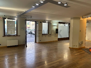 Foto Negozio a Udine Centro Storico di 96 m² in affitto