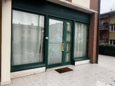 Foto Negozio in Via Gaetano Donizetti, Perugia di 100 m² con 2 locali