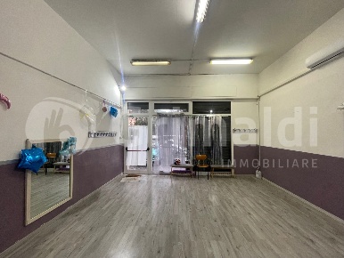 Foto Negozio in Via Tommaso Fortifiocca 48, Roma Appio Latino di 70 m²