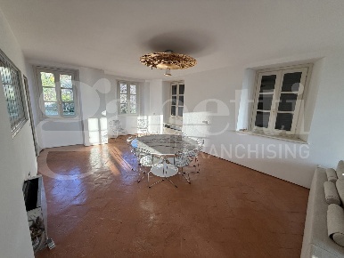 Foto Appartamento in Via Tassera snc, Erba Centro di 250 m² con 5 locali