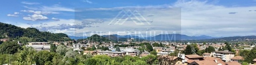 Foto Villa singola a Arona Centro di 250 m² con 5 locali in vendita