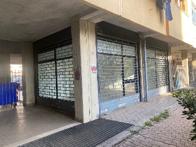 Foto Negozio in Via Inghilterra 88, Aprilia Inghilterra - Zona 167 di 70 m²