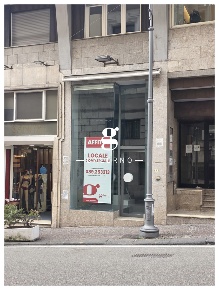 Foto Negozio in Adolfo Cilento, Salerno Centro di 125 m² con 2 locali