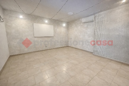 Foto Negozio in Via Appia 470, Minturno Centro di 70 m² con 2 locali