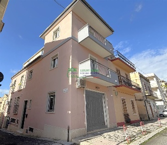 Foto Casa indipendente in Via Giorgio Cataldi, Modica Modica Alta di 276 m²