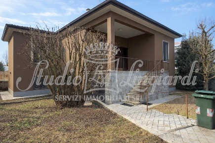 Foto Villa unifamiliare a Lodi di 270 m² con 4 locali in vendita