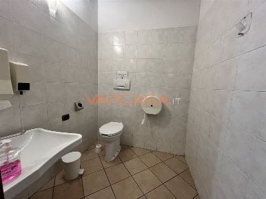Foto Negozio in VIA PATRIOTI ROMANESI, Romano di Lombardia Centro di 200 m²