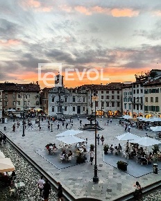 Foto Attività commerciale in piazza San Giacomo, Udine Centro Storico