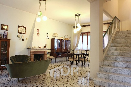 Foto Casa indipendente in Via Zara 25, Palombara Sabina Centro di 325 m²
