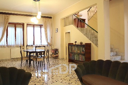 Foto Casa indipendente in Via Zara 25, Palombara Sabina Centro di 325 m²