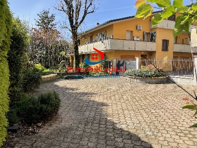 Foto Casa indipendente in Via rialto, Cremona di 364 m² con 15 locali