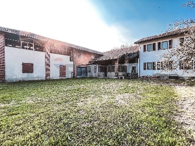 Foto Casa indipendente in Via Cascina Cadè, Vercelli Cappuccini di 300 m²