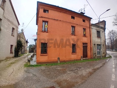 Foto Case semi ndipendenti a Ferrara San Bartolomeo di 321 m² con 13 locali