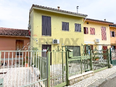 Foto Casa indipendente in Via Antonino Ripandelli, Candela di 240 m²