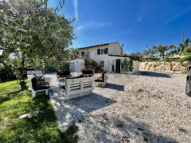 Foto Casa indipendente a Montegranaro di 165 m² con 6 locali in vendita