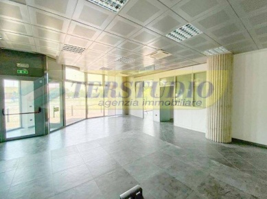 Foto Negozio in Corso Eupora snc, Calolziocorte Centro di 120 m² in affitto