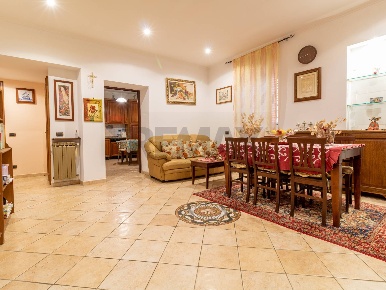 Foto Appartamento in Via Bronte 81, Roma Borghesiana di 108 m² con 4 locali