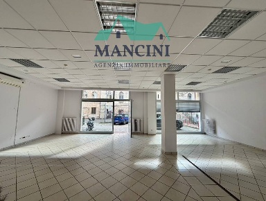Foto Negozio in mura occidentali 5/H, Jesi Viale della Vittoria di 210 m²