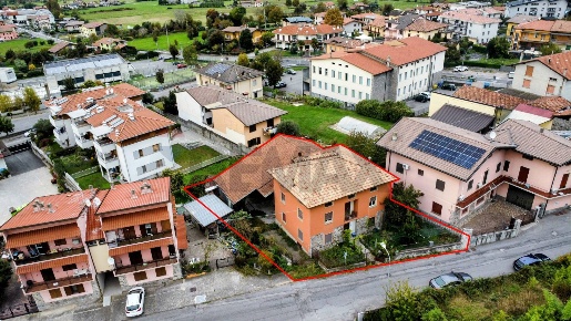 Foto Casa indipendente a Artogne Centro di 320 m² con 8 locali in vendita