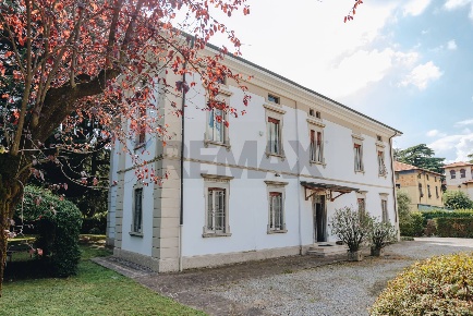 Foto Villa unifamiliare in Via Marconi 3, Rovato Centro di 1650 m²