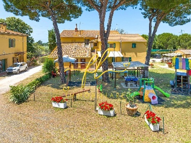 Foto Agriturismo a Cecina di 890 m² con 29 locali in vendita