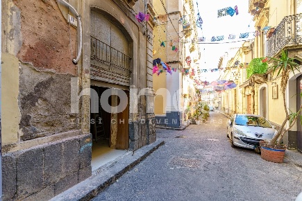 Foto Locale commerciale a Catania Centro Storico di 70 m² con 3 locali