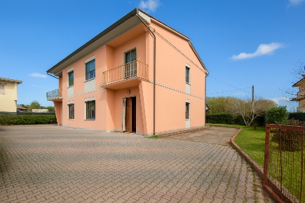 Foto Case semi ndipendenti a Bientina Centro di 160 m² con 9 locali