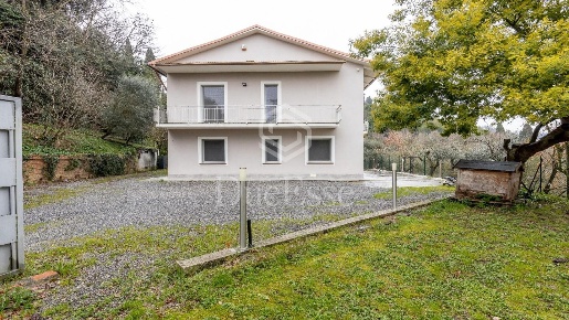 Foto Villa unifamiliare a Santa Maria a Monte di 250 m² con 6 locali