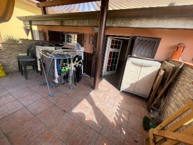 Foto Appartamento a Carrara Avenza di 80 m² con 5 locali in vendita