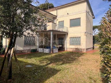 Foto Villa bifamiliare a Pisa Tirrenia di 120 m² con 5 locali in vendita