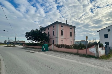 Foto Casa indipendente a Santa Maria a Monte di 404 m² con 14 locali
