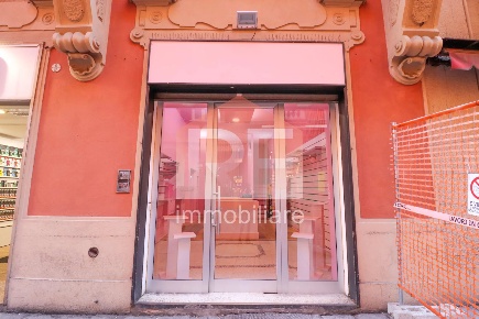 Foto Negozio in Via d'Azeglio, Bologna Centro Storico con 6 locali