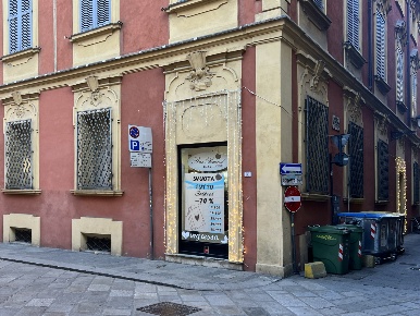 Foto Locale commerciale a Reggio nell'Emilia Centro Storico di 113 m²