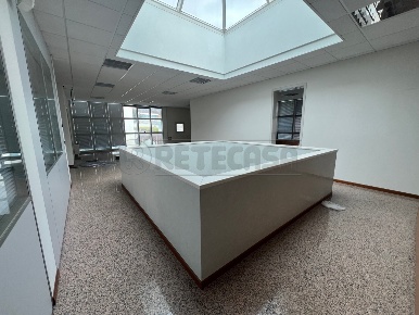 Foto Ufficio a Borso del Grappa di 500 m² con 10 locali in affitto